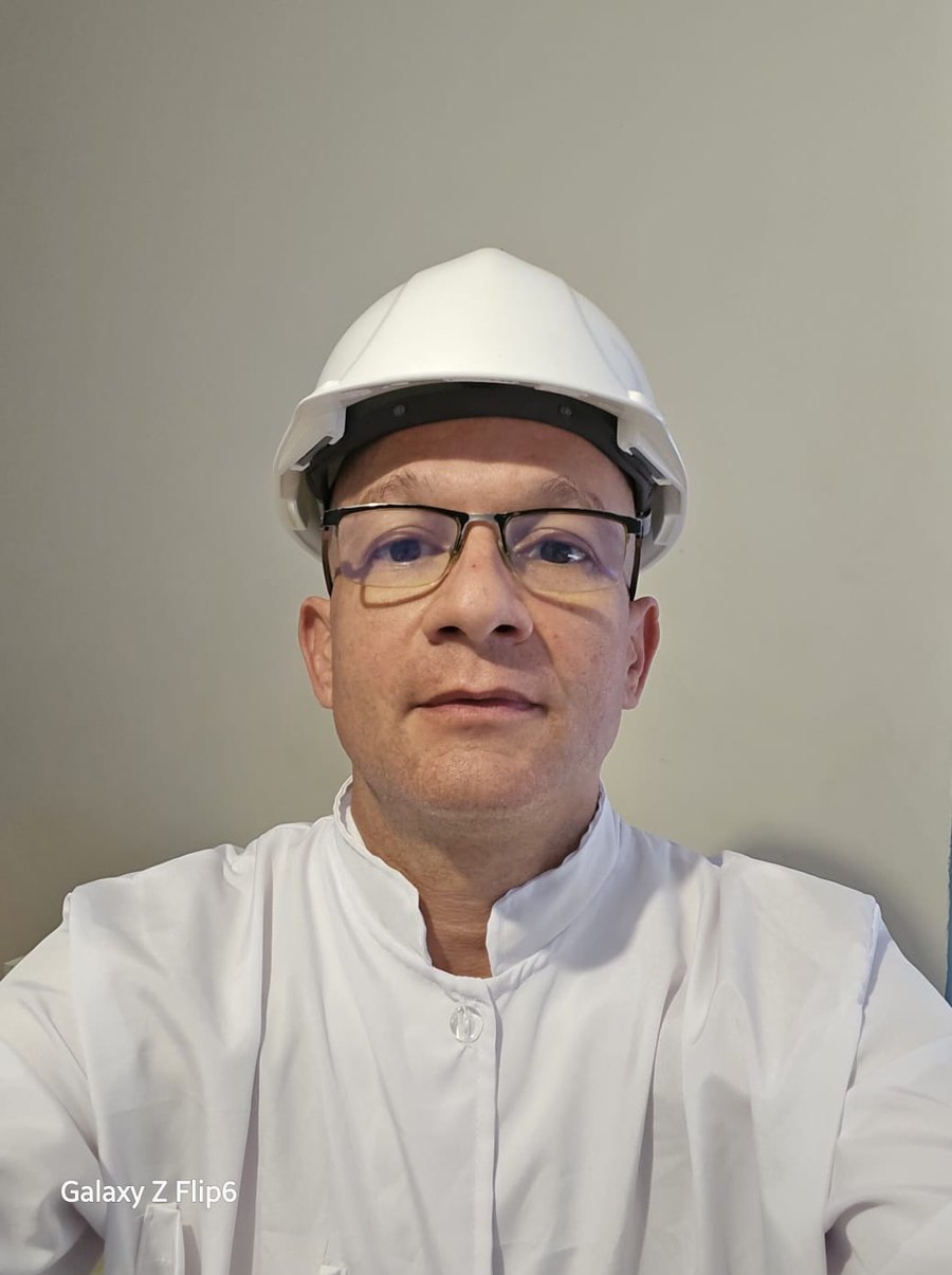 Antônio Edilberto, engenheiro responsável, de capacete e jaleco